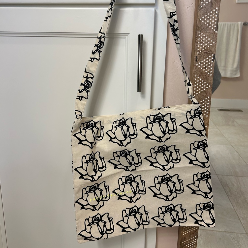 ✨Freda Salvador Rose Tote Bag